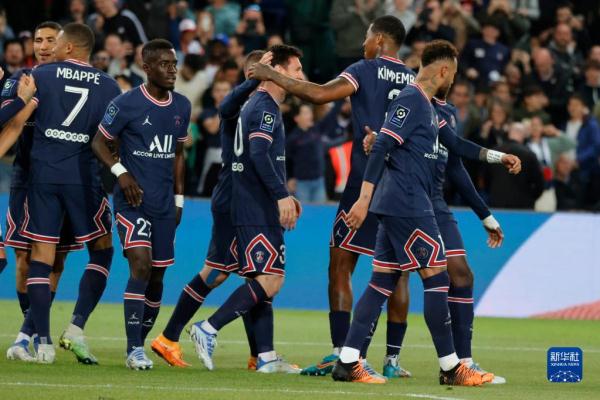 足球市场中 足球市场中